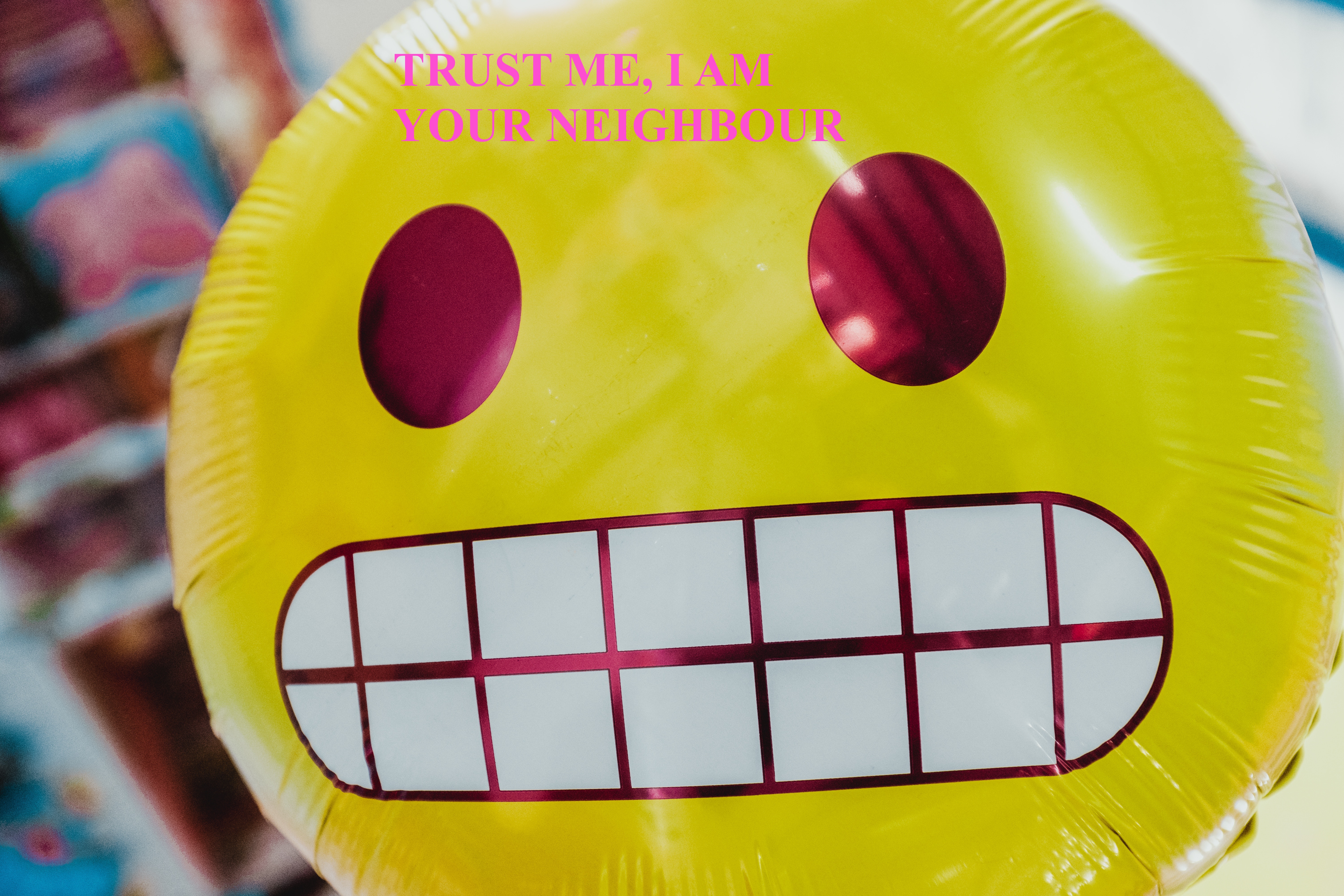 Grimacing smiley face balloon